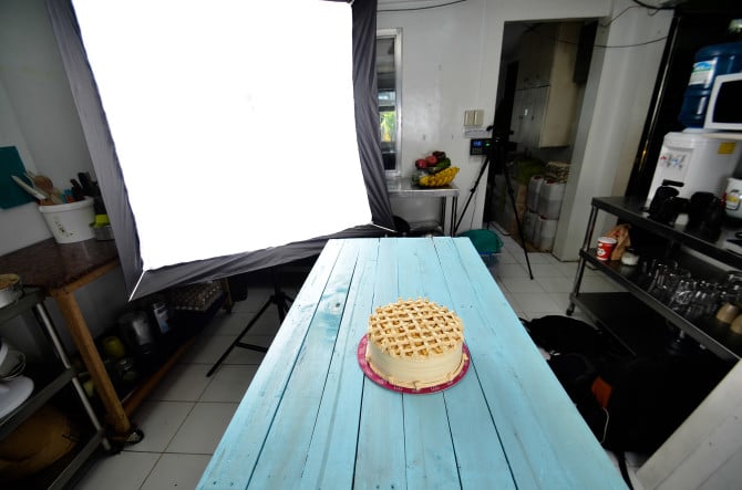 I used a big softbox for the mainlight at the back left of the subject