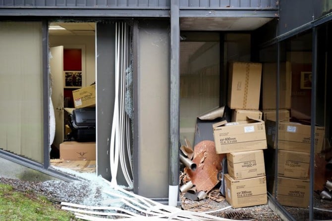 lensprotogo-robbed-01