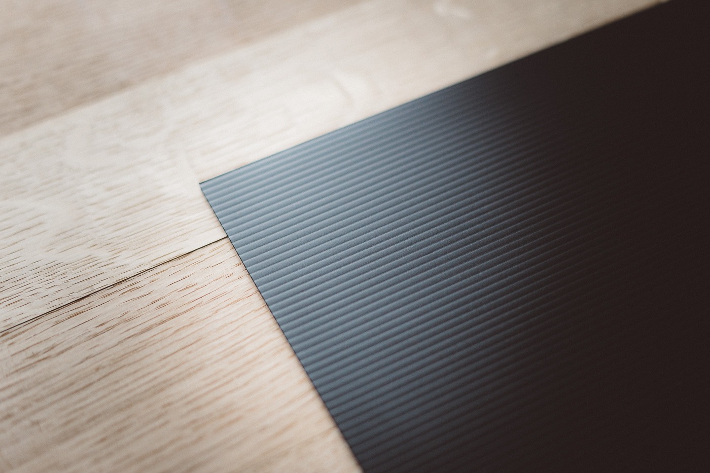 03-corrugated-plastic-black-cardboard