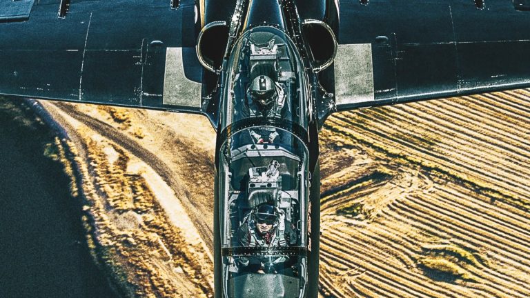 Photographers recreate classic Top Gun scene with upside down jet to ...