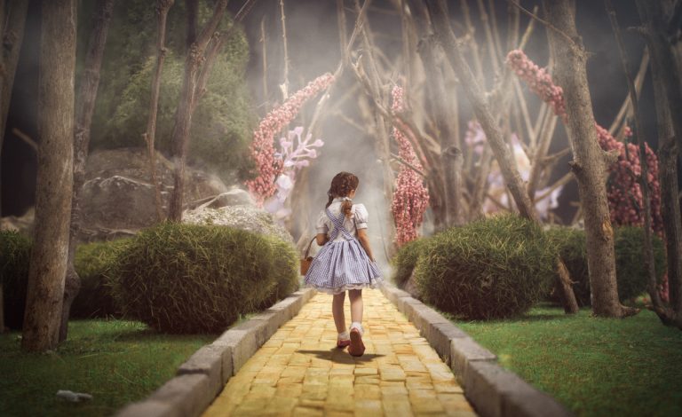 This photographer builds highly realistic miniatures for stunning movie ...