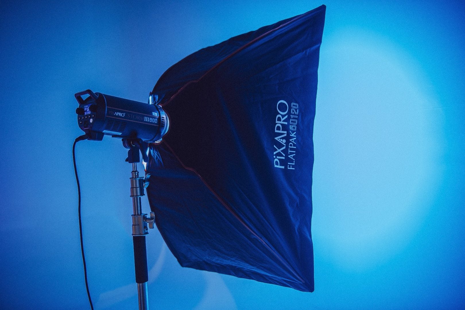 How to create a vibrant portrait using simple full cover gelled lighting - softbox setup
