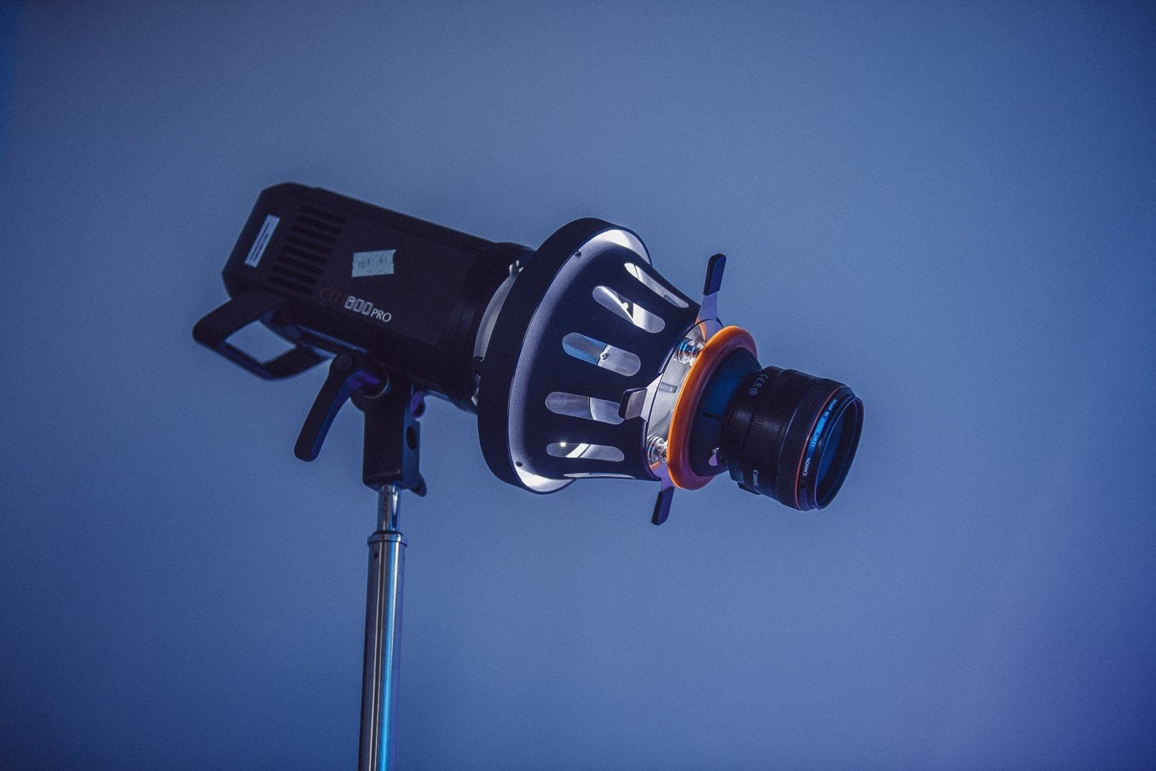 How to create a vibrant portrait using simple full cover gelled lighting - optical snoot