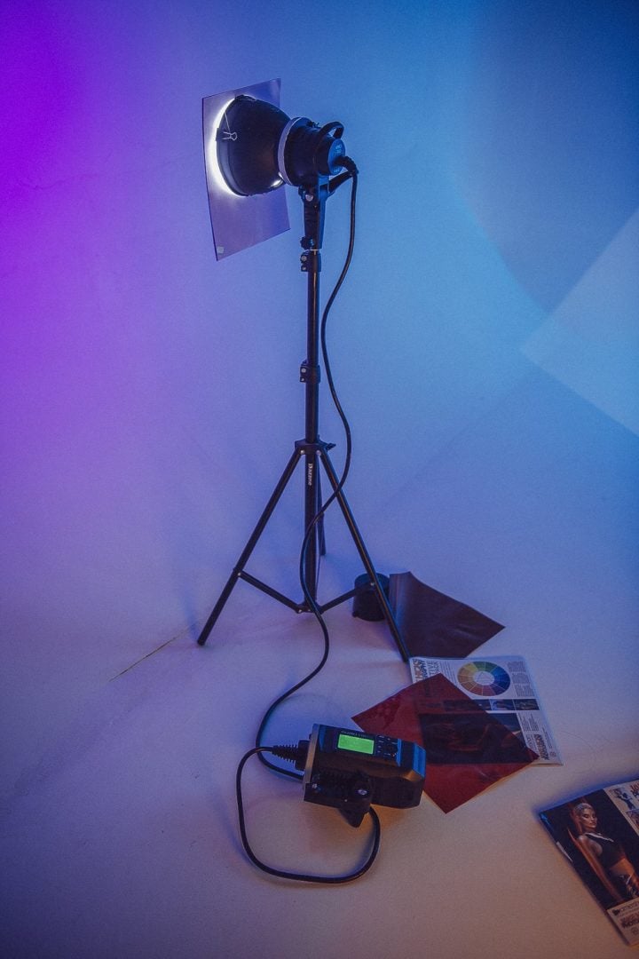 How to create a vibrant portrait using simple full cover gelled lighting - background light