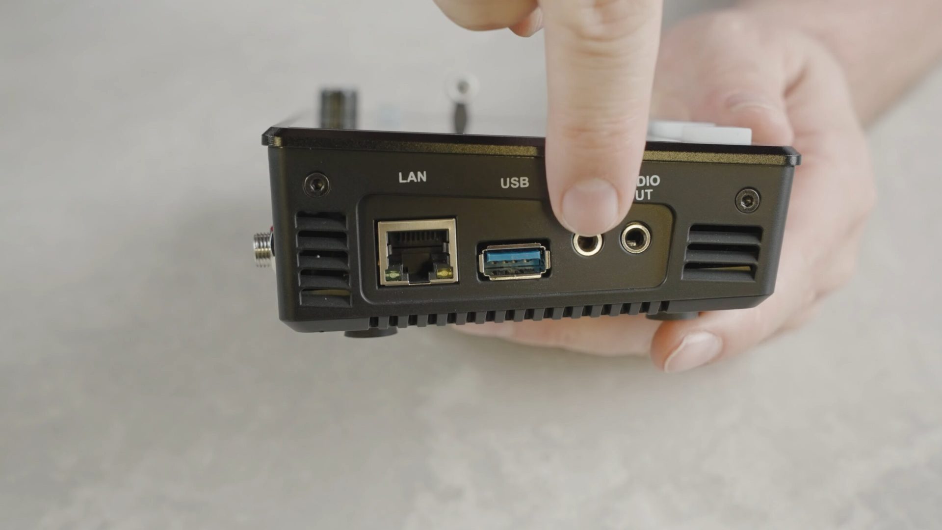 yolobox pro vs feelworld l2 vs atem mini - Feelworld L2 ports