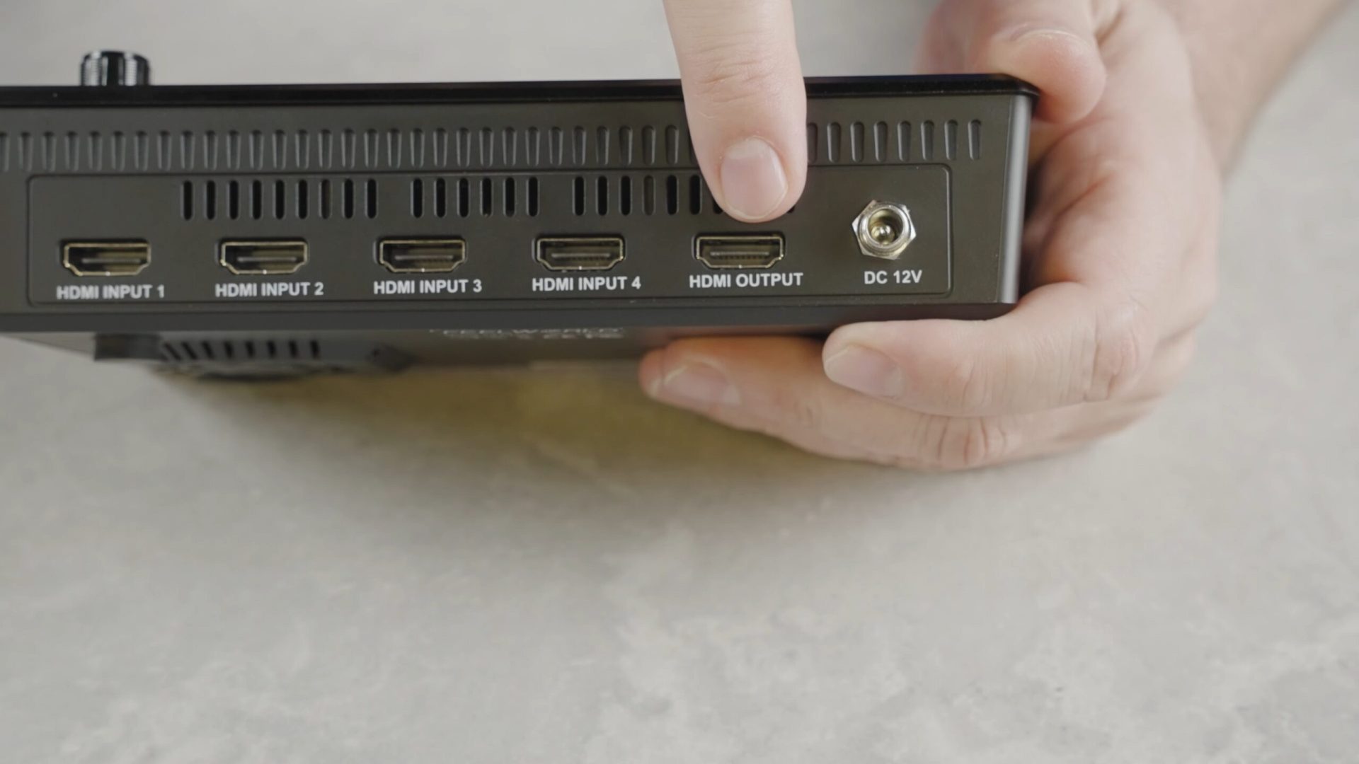 yolobox pro vs feelworld l2 vs atem mini - L2 ports