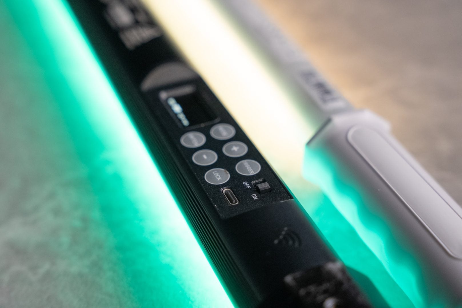 Nanlite PavoTube T8-7X tube light review - comparing the bottom: PavoTube T8-7X compared to PavoTube II 30X