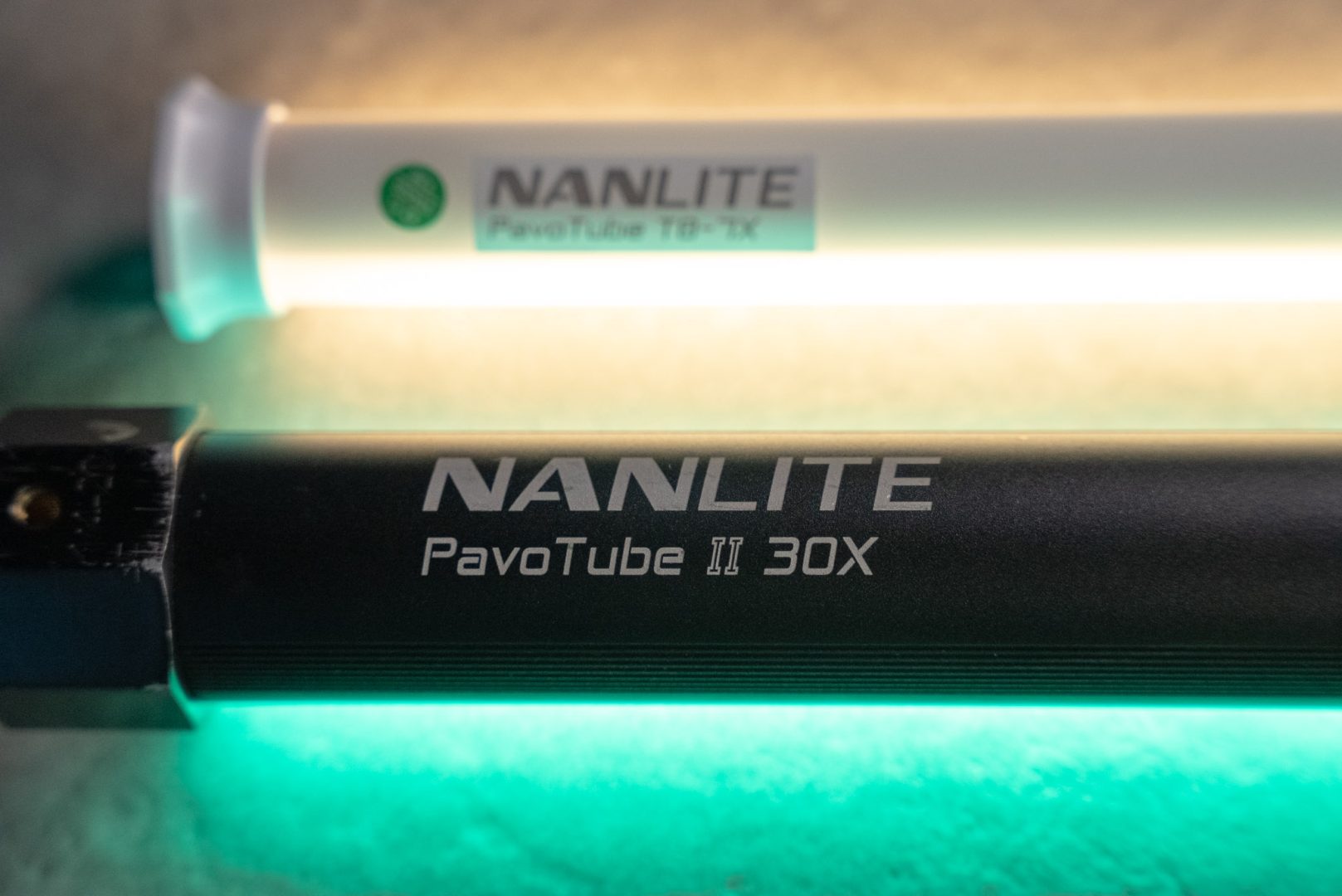 Nanlite PavoTube T8-7X tube light review - comparing the edge: PavoTube T8-7X compared to PavoTube II 30X
