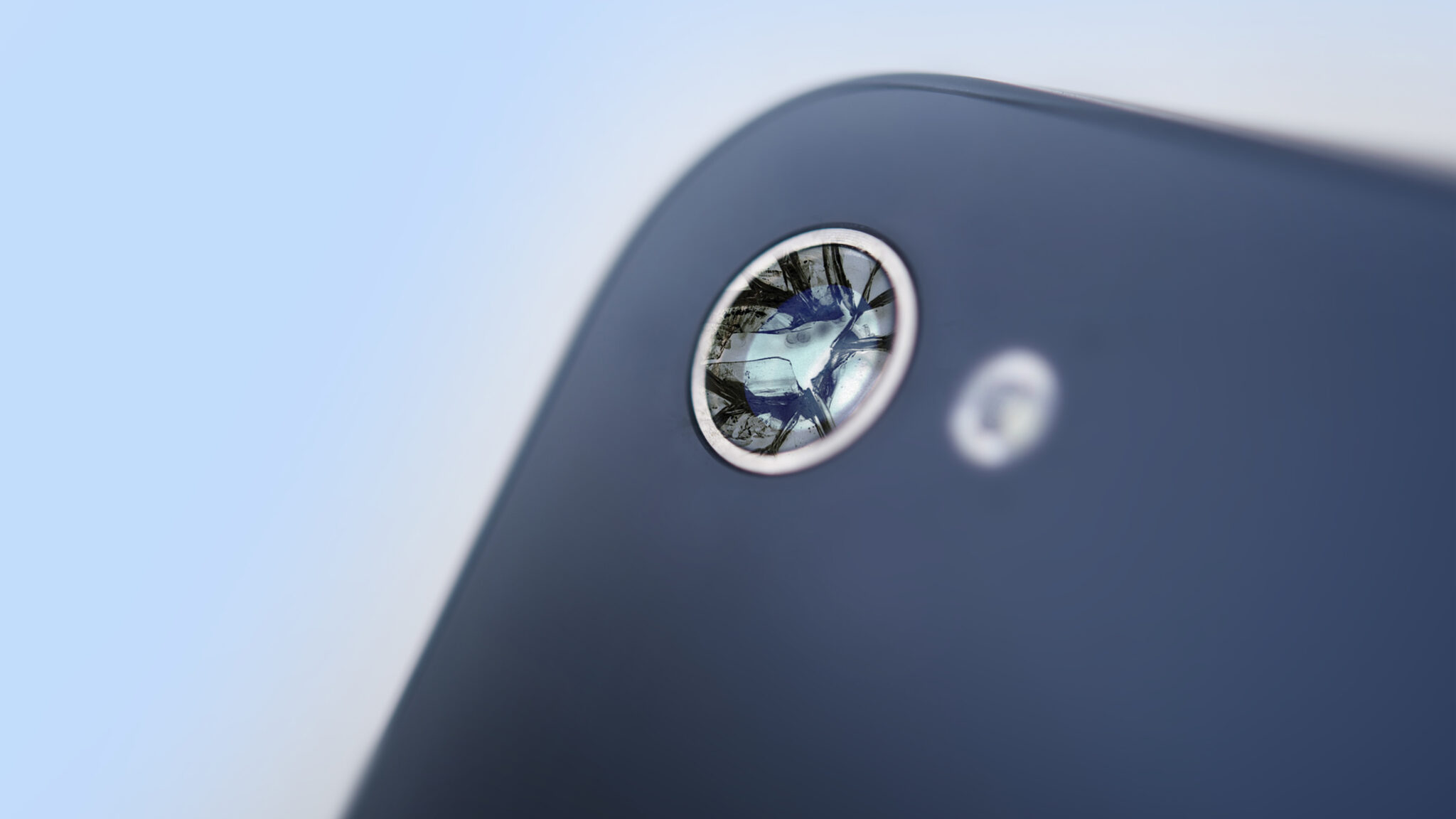 google-pixel-7-camera-glass-shatters-on-its-own-users-report