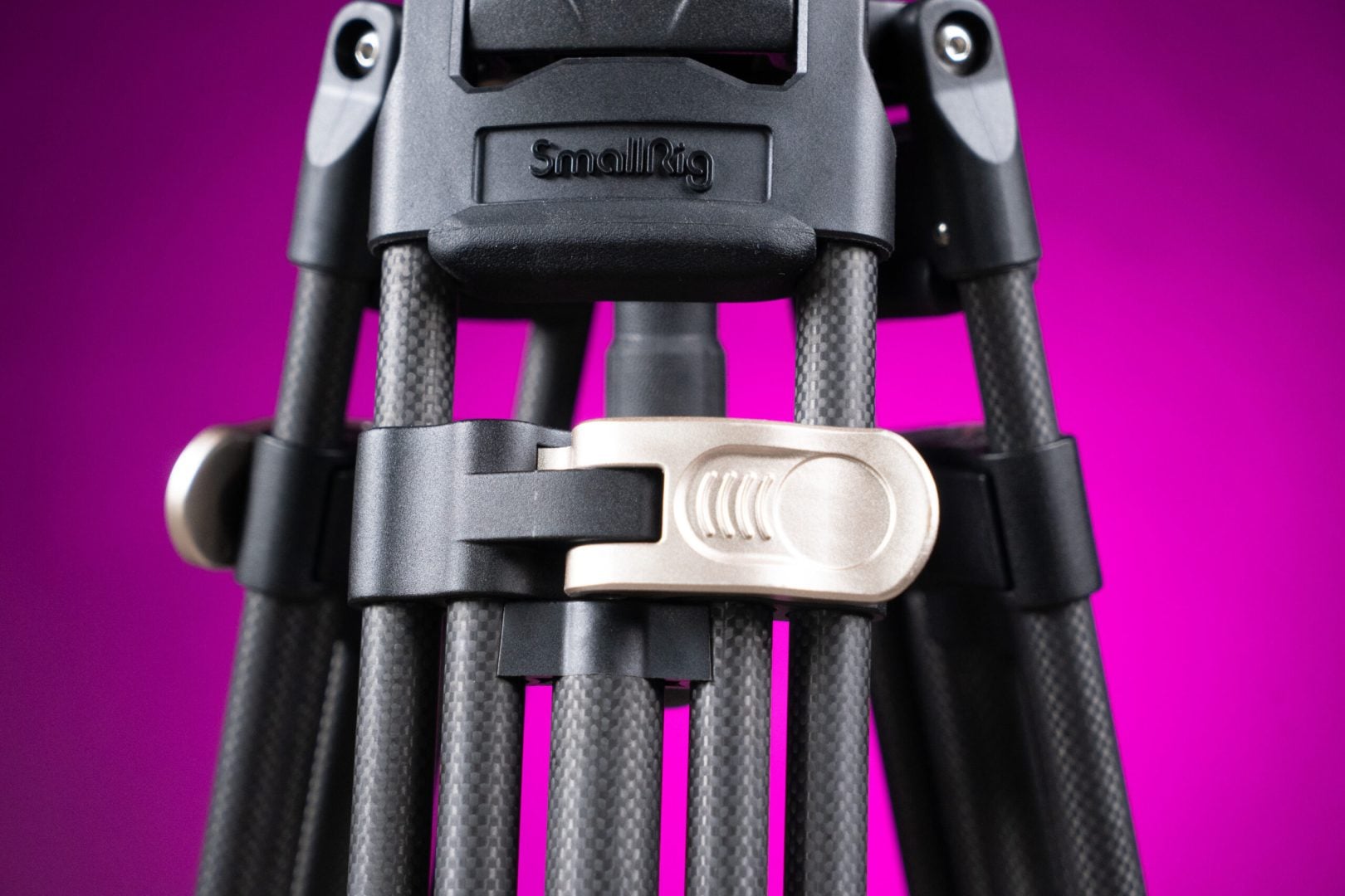 SmallRig heavy duty tripod, carbon fiber: This is golden latch