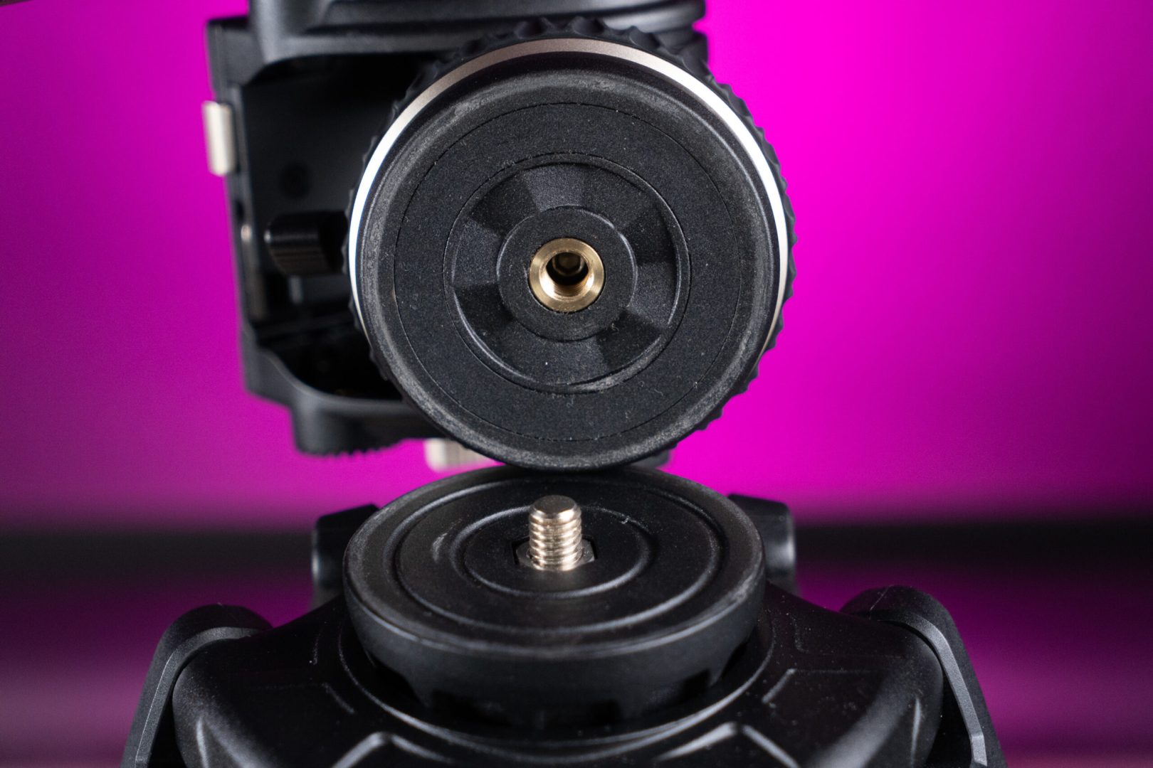 SmallRig heavy duty tripod: head connection