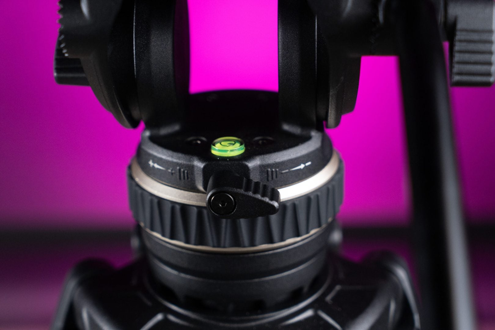 SmallRig heavy duty tripod: Bubble bevel