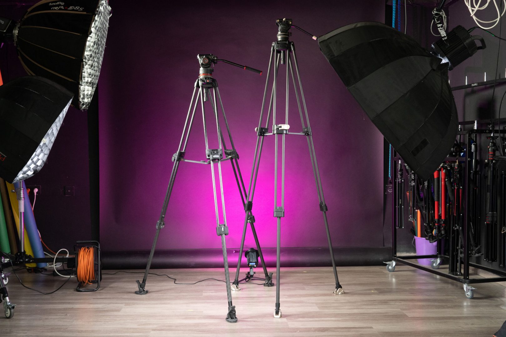 SmallRig heavy duty tripod, carbon fiber next to te manfrotto fast fully open