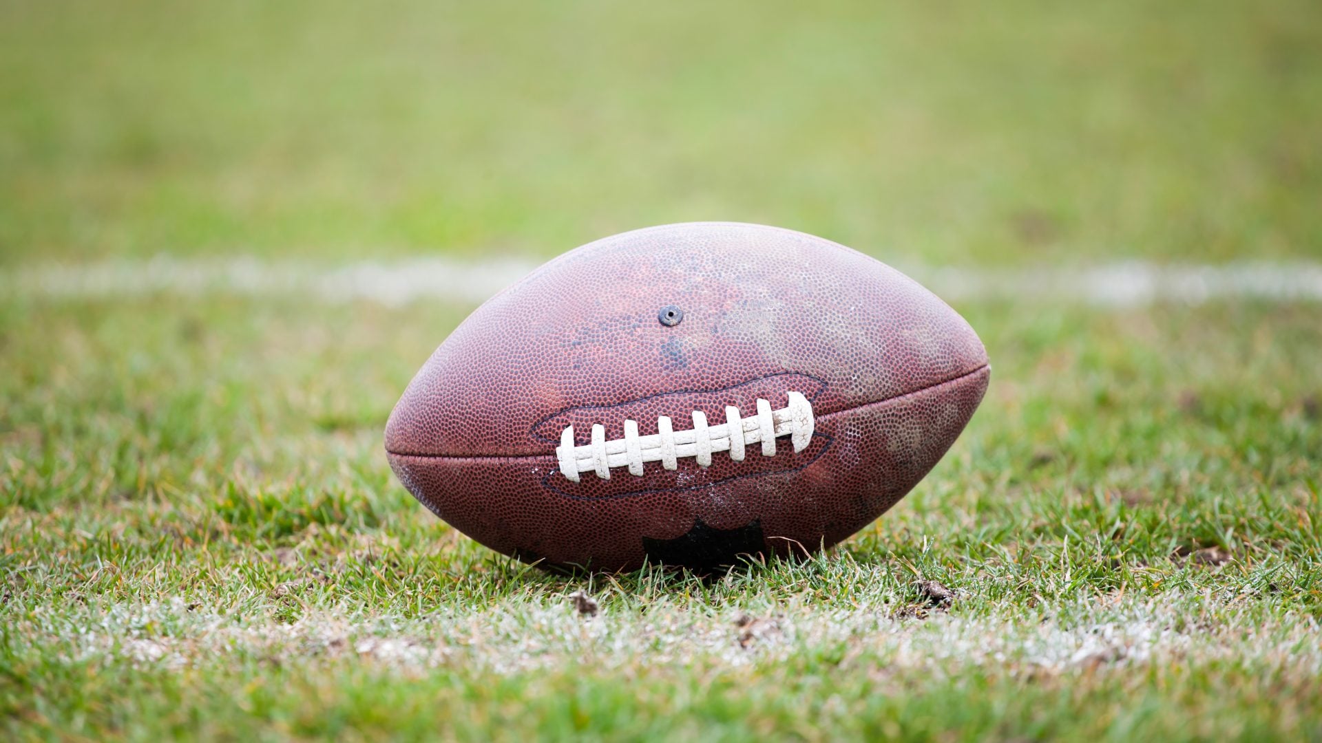 Photographer files lawsuit against NFL receiver and teams after shoving incident