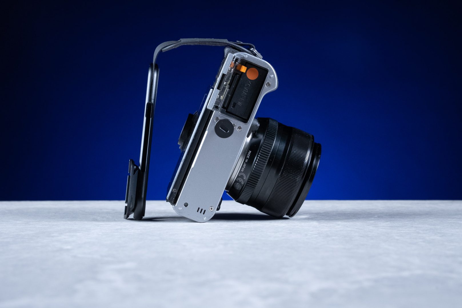 Peak Design Micro Clutch - battery chamber