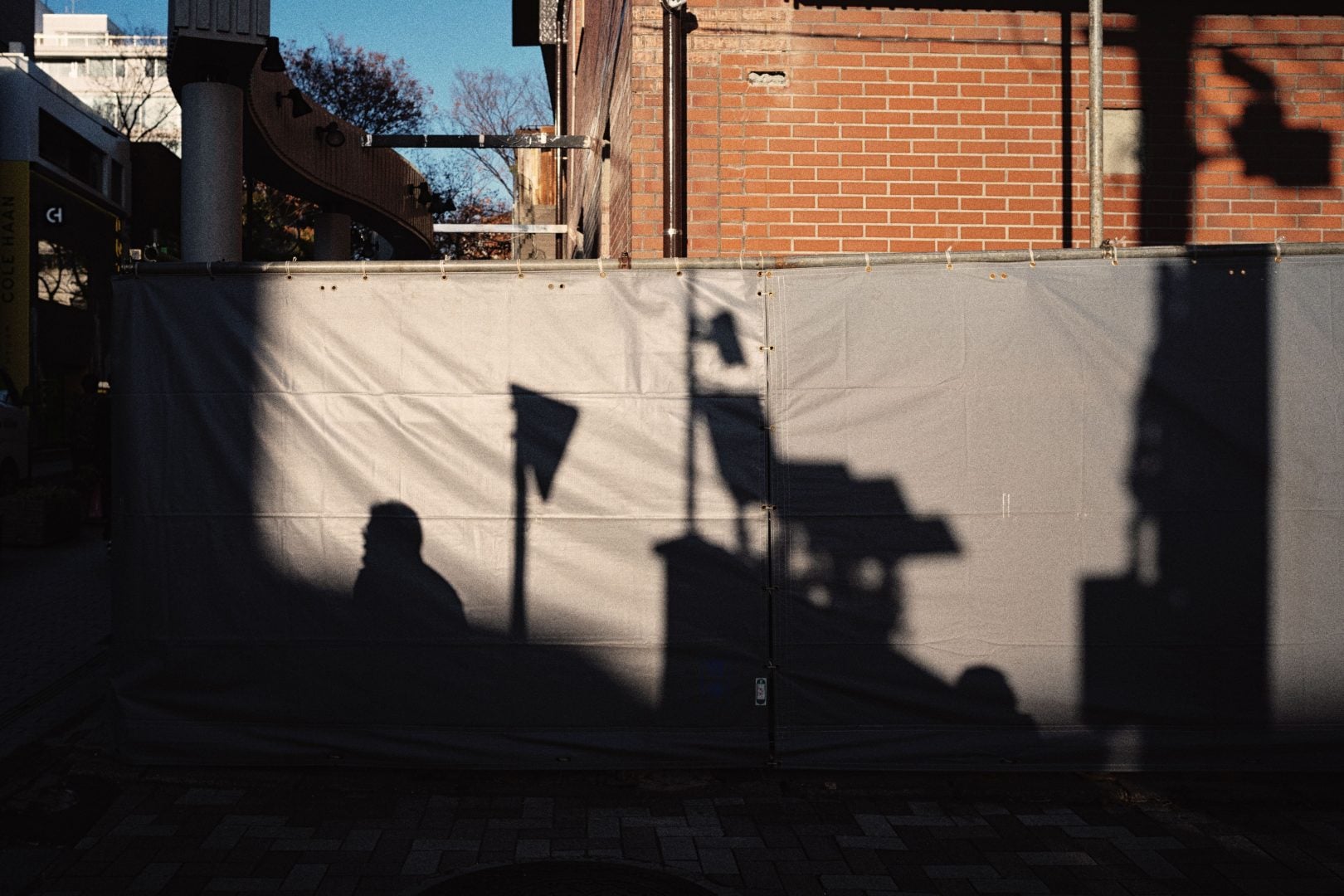 Thypoch Simera 28mm f/1.4 shadow sample