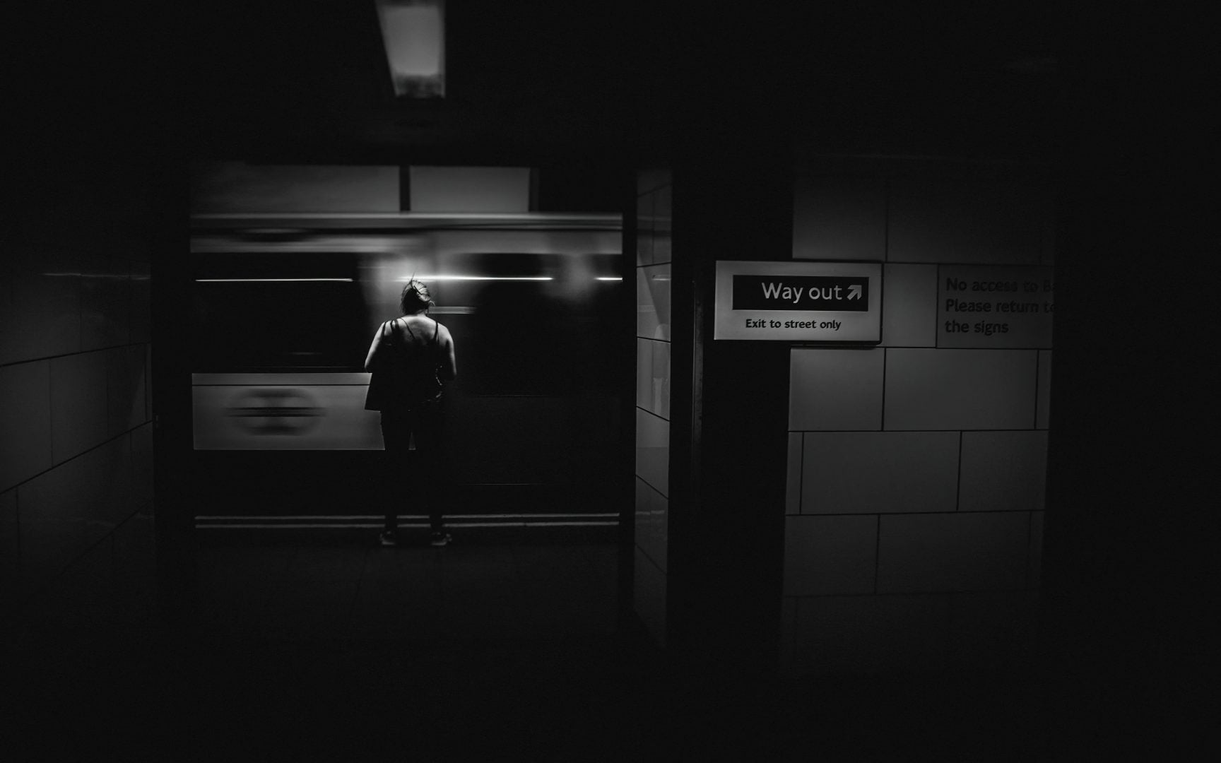 This photographer captures the essence of London in a single frame tube