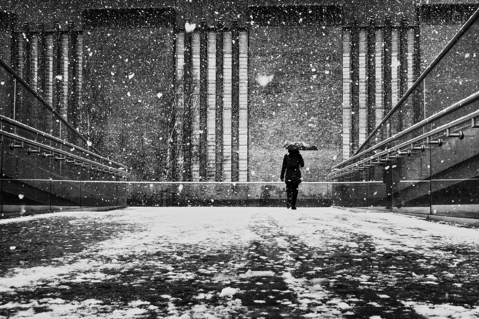 This photographer captures the essence of London in a single frame snow