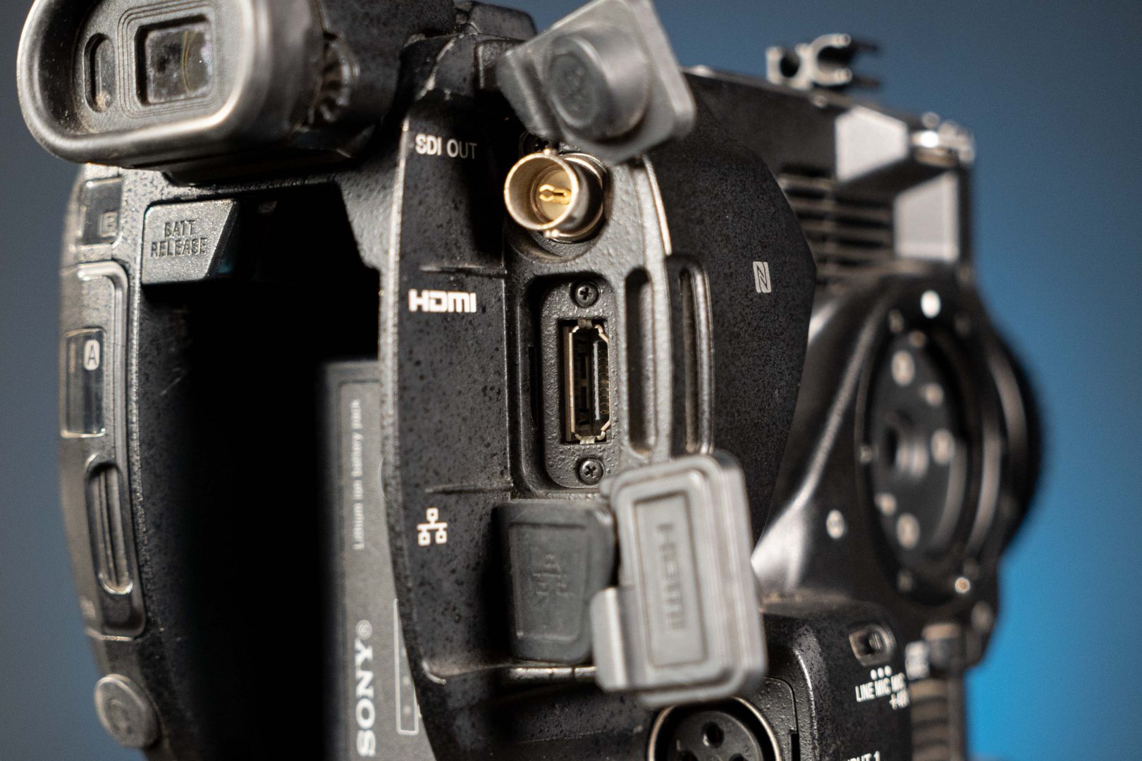 Sony FS5ii SDI and full-sized HDMI ports