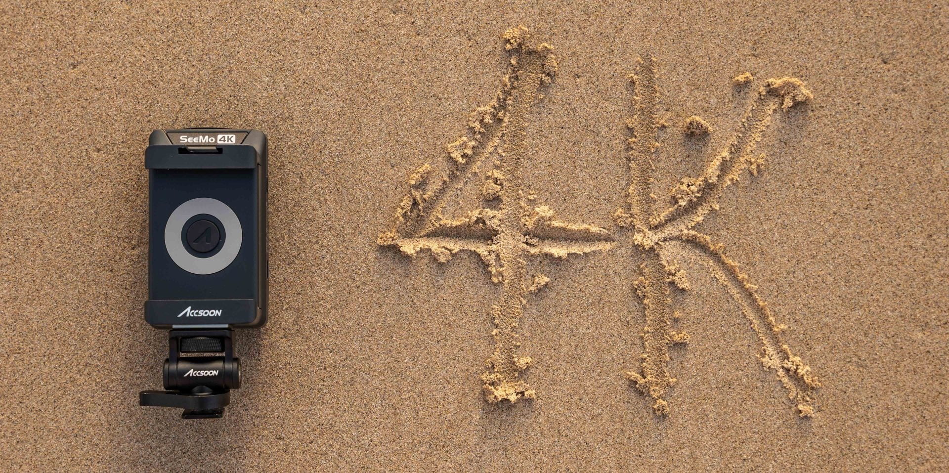 Accsoon SeeMo 4k on the sand