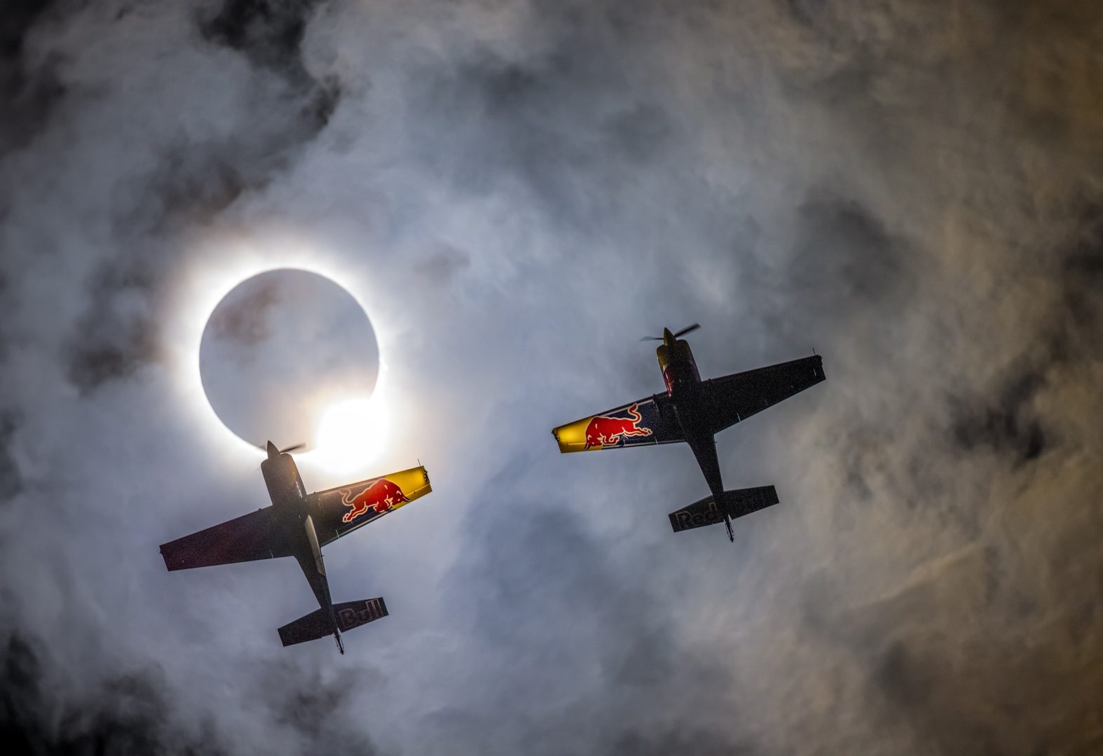 airplanes solar eclipse