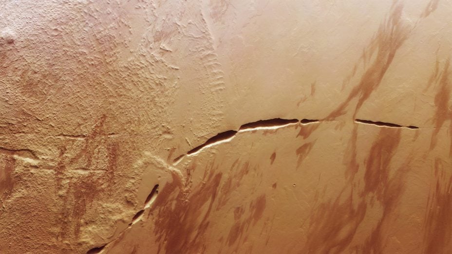 A_snaking_scar_on_Mars
