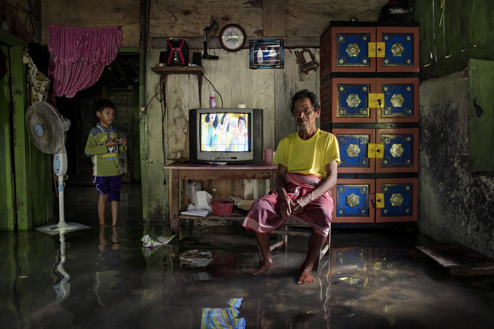 Emotive image of young climate refugee wins 2024 Mangrove Photography Award