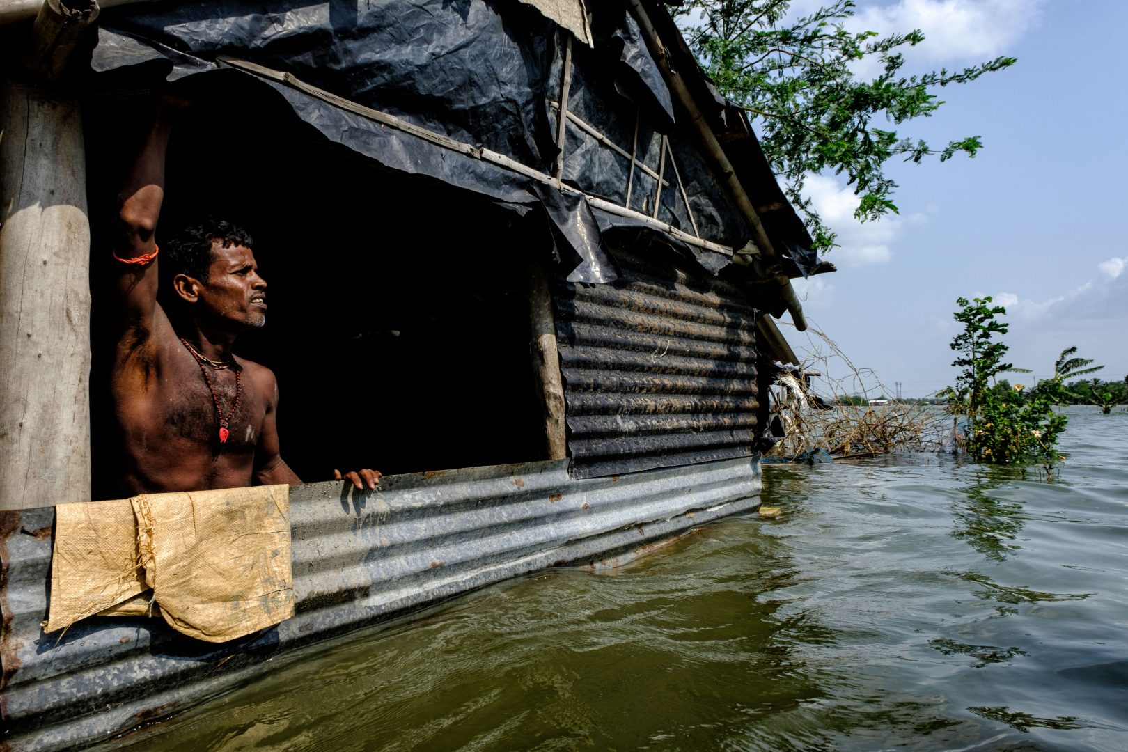 Emotive image of young climate refugee wins 2024 Mangrove Photography Award