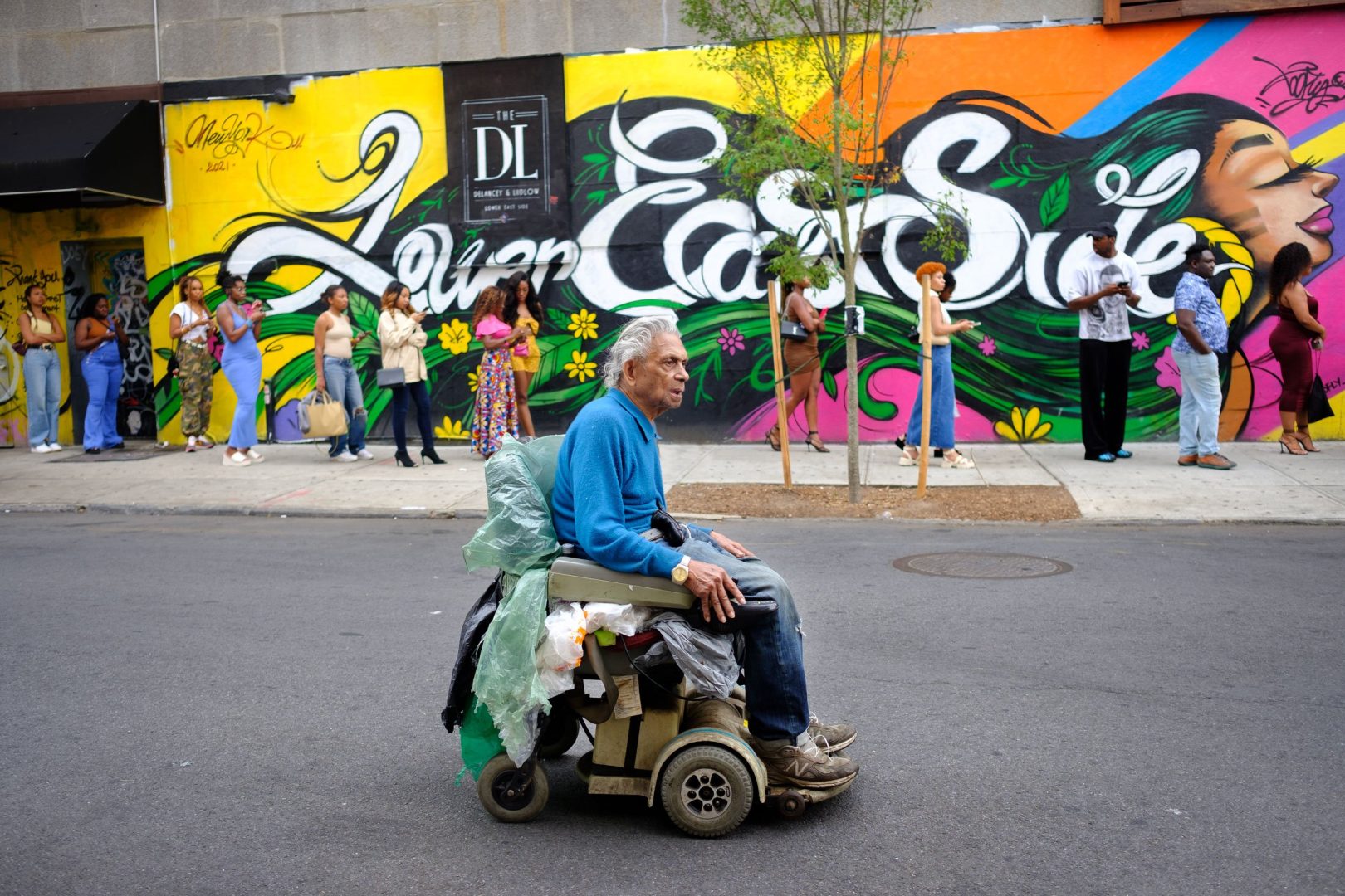 Blend Into The Background: 8 Street Photography Tips