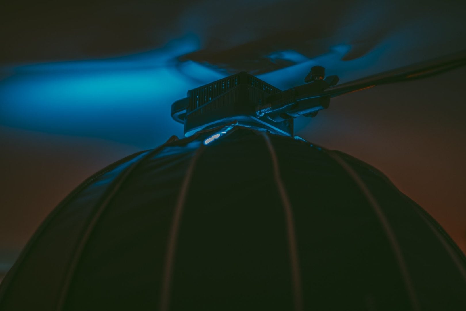 ZHIYUN G300 can be placed very close to the ceiling