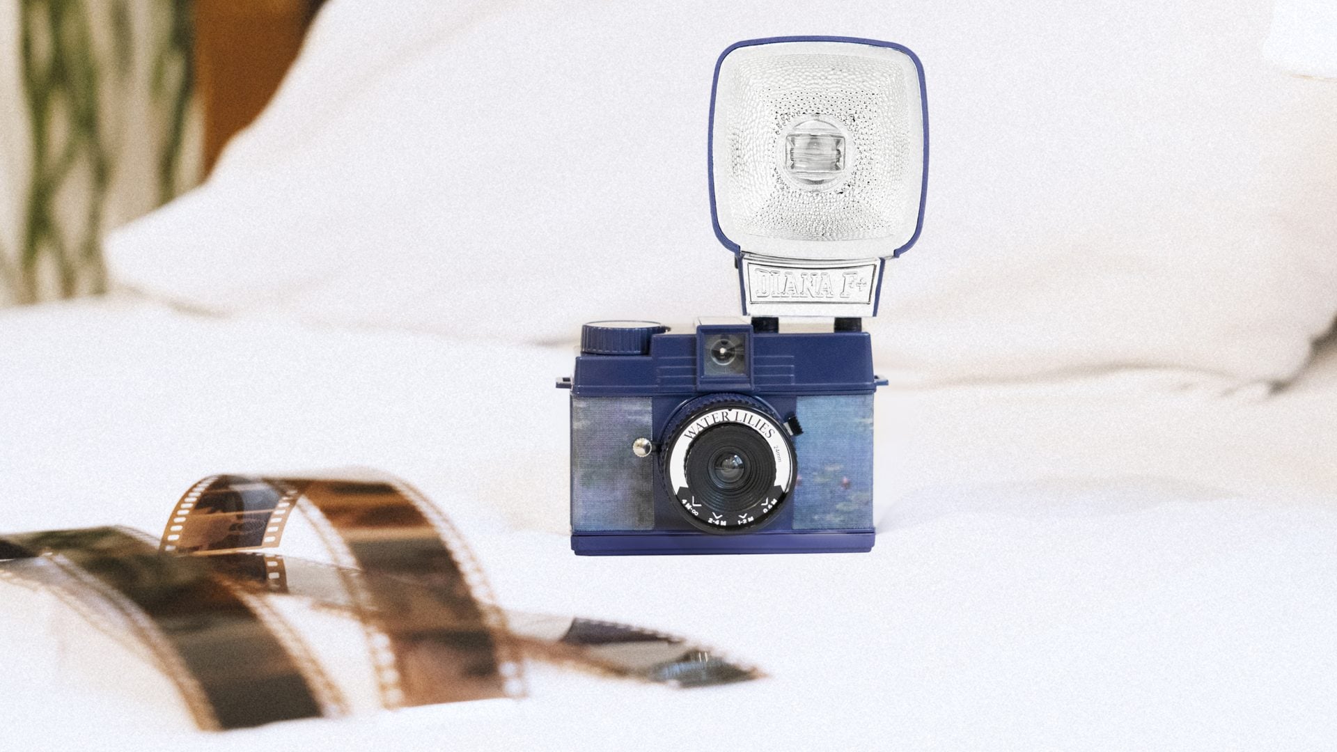 lomourette half frame camera