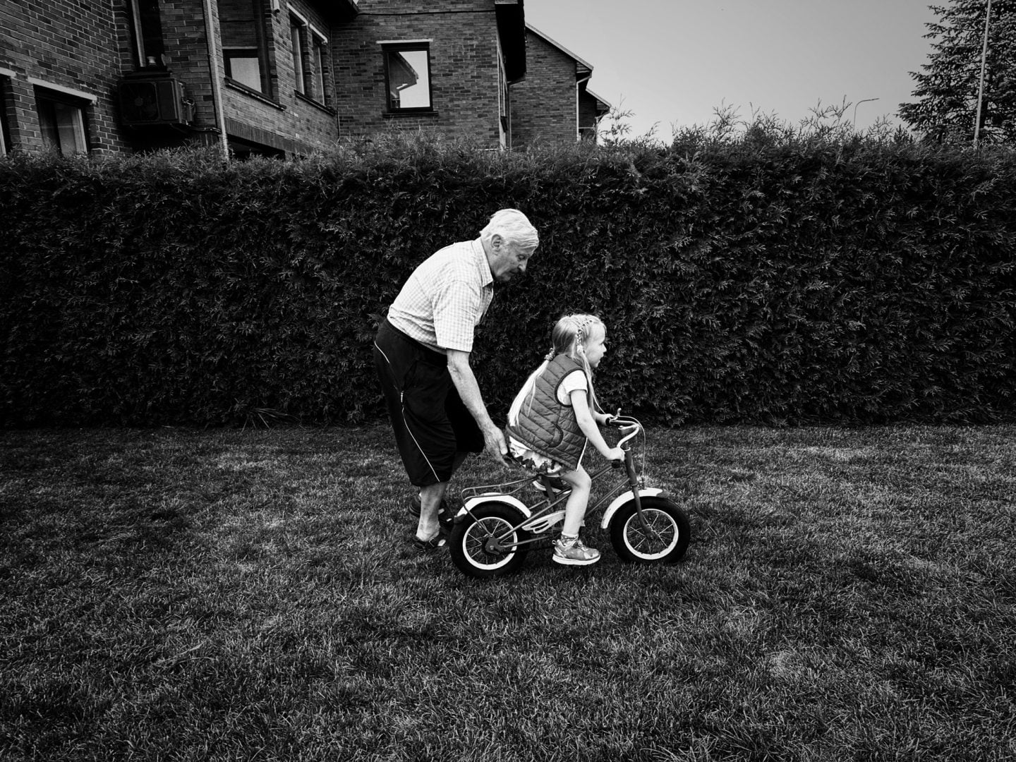 From Moonlit Streets to Central Park Arches: These are the Winning Images of the 2025 iPhone Photography Awards
