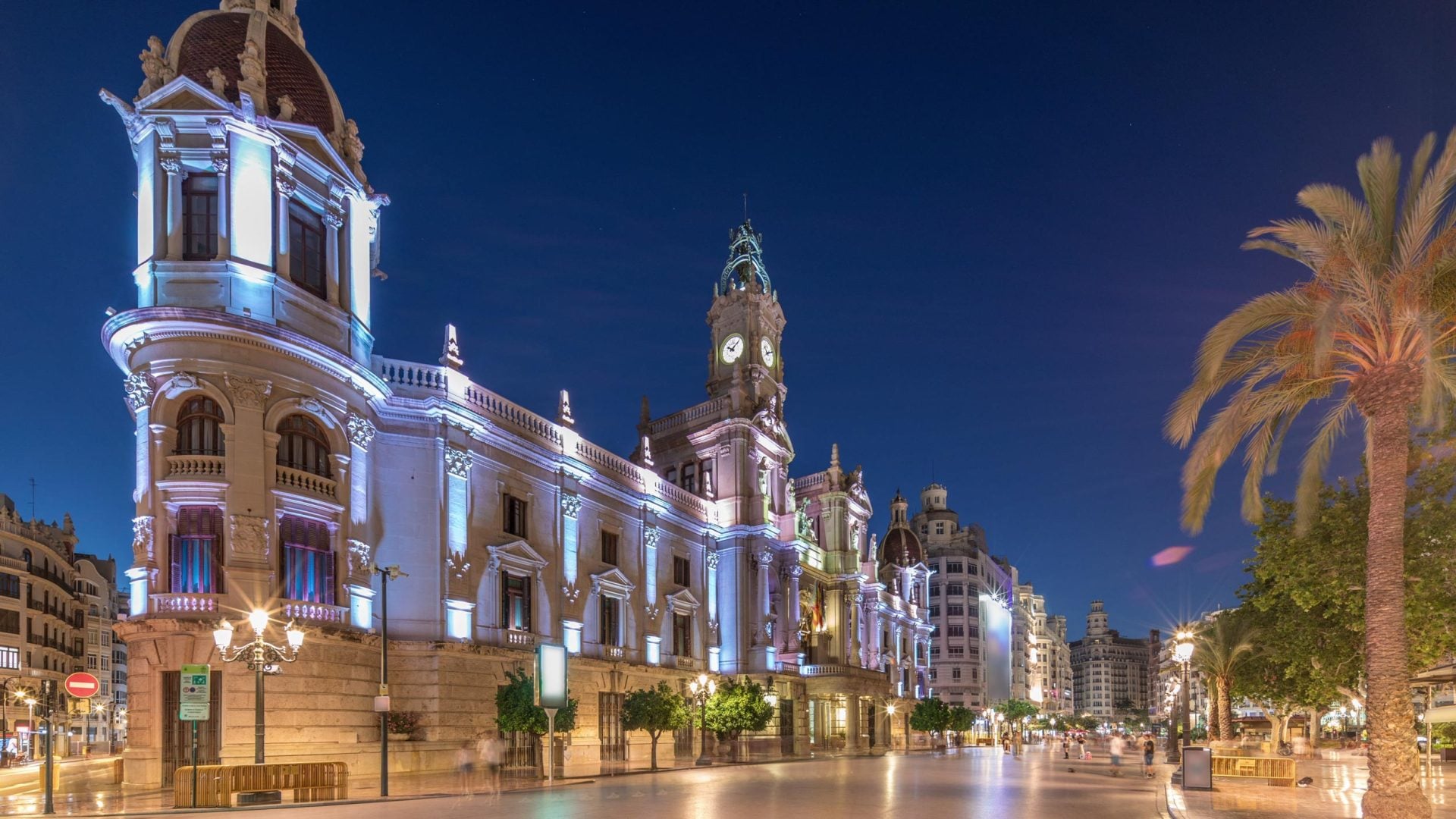 This Mesmerising Hyperlapse Uses an AI Twist to Show Valencia as You've Never Seen it Before