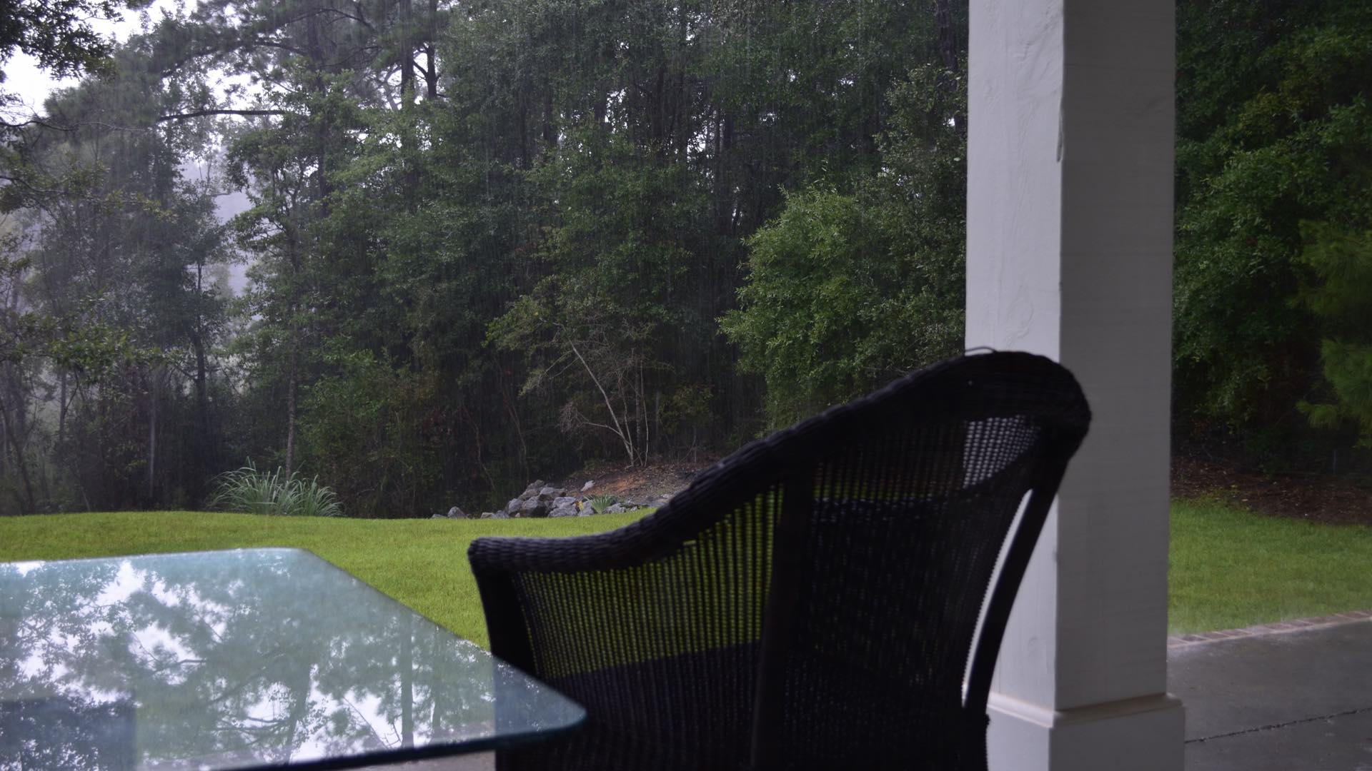 During a rain storm, rain photography