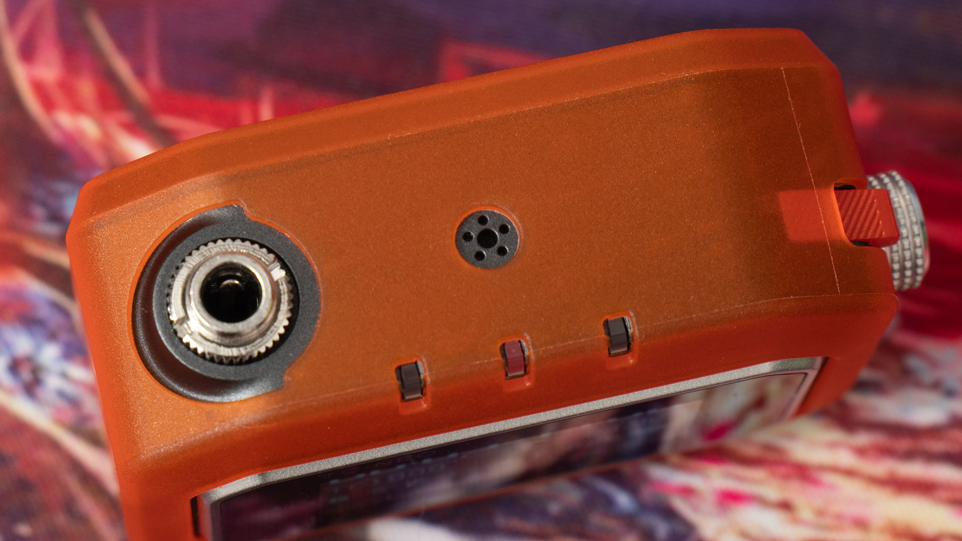 Saramonic TC-NEO audio output and built-in microphone