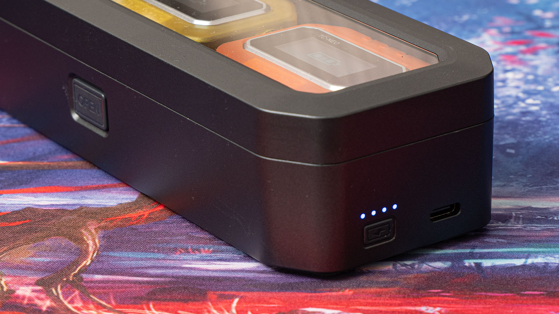 Saramonic TC-NEO Charging Dock power button and USB-C socket