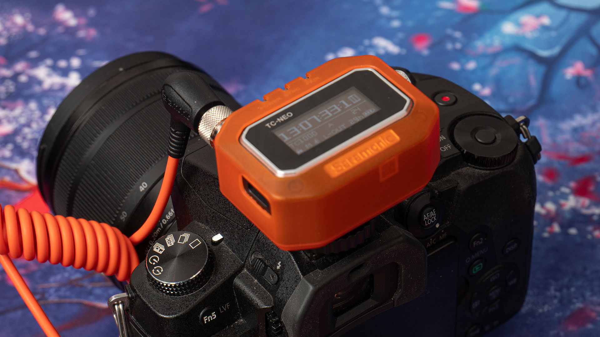 3.5mm TRS locking cable plugged into the Saramonic TC-NEO.