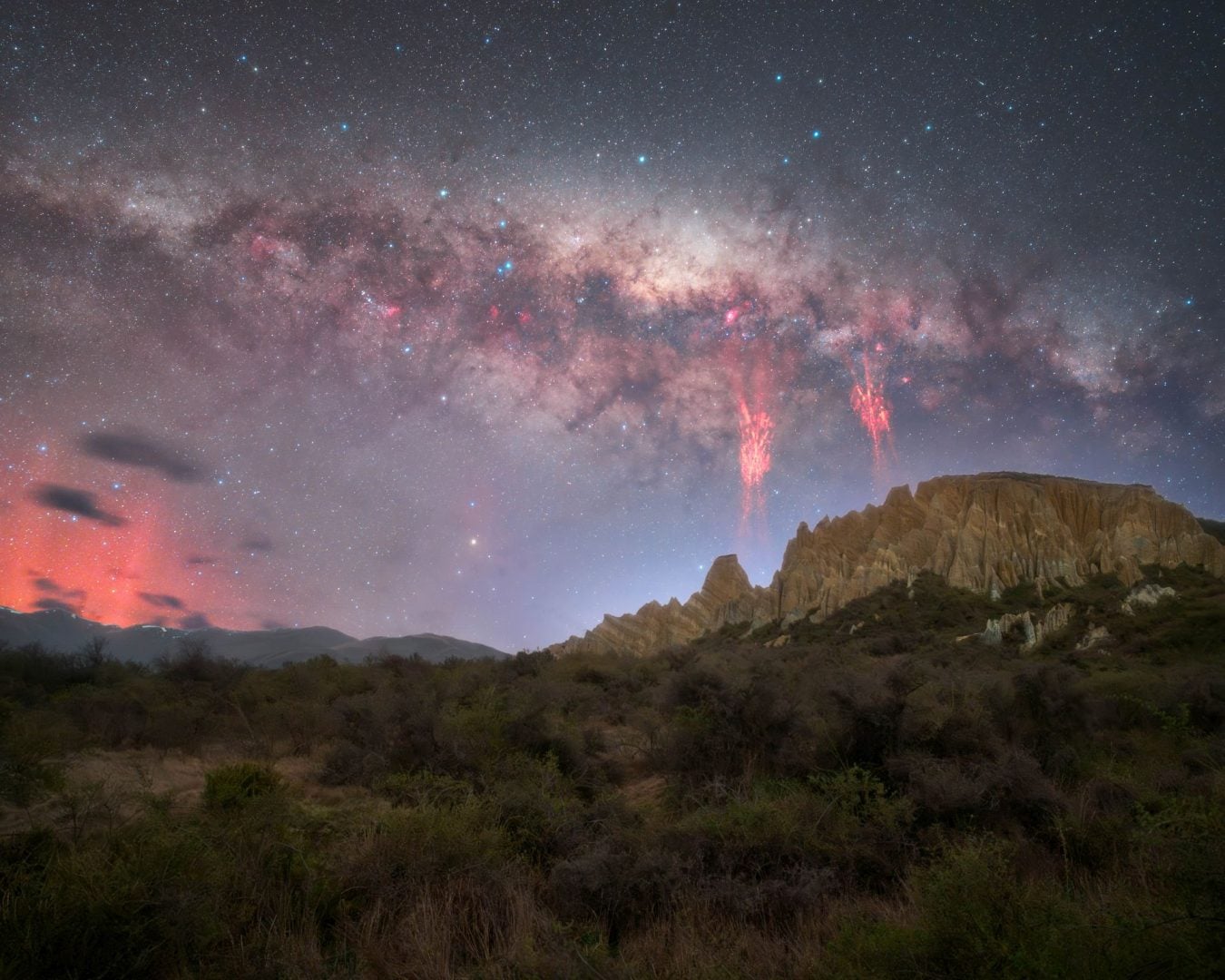This Could Be the First Documented Timelapse of Red Sprites and Milky Way timelapse