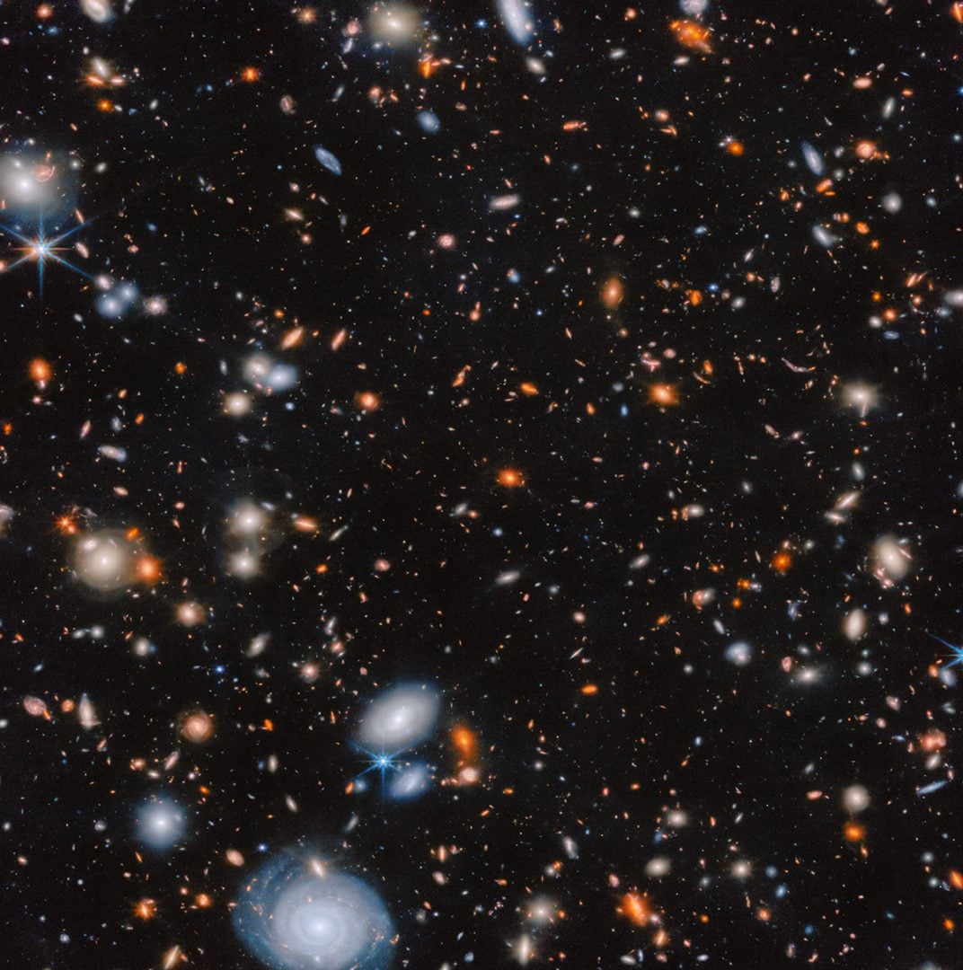 This image shows a portion of the galaxy cluster MACS J1149.5+2223, as seen by Webb’s Near-Infrared Camera (NIRCam). With Webb’s excellent sensitivity to infrared light and the hours of exposure time combined in this image, distant galaxies (red colours) are brought out of the darkness. Credit: ESA/Webb, NASA & CSA, G. Rihtaršič (University of Ljubljana, FMF), R. Tripodi (University of Ljubljana, FMF)
