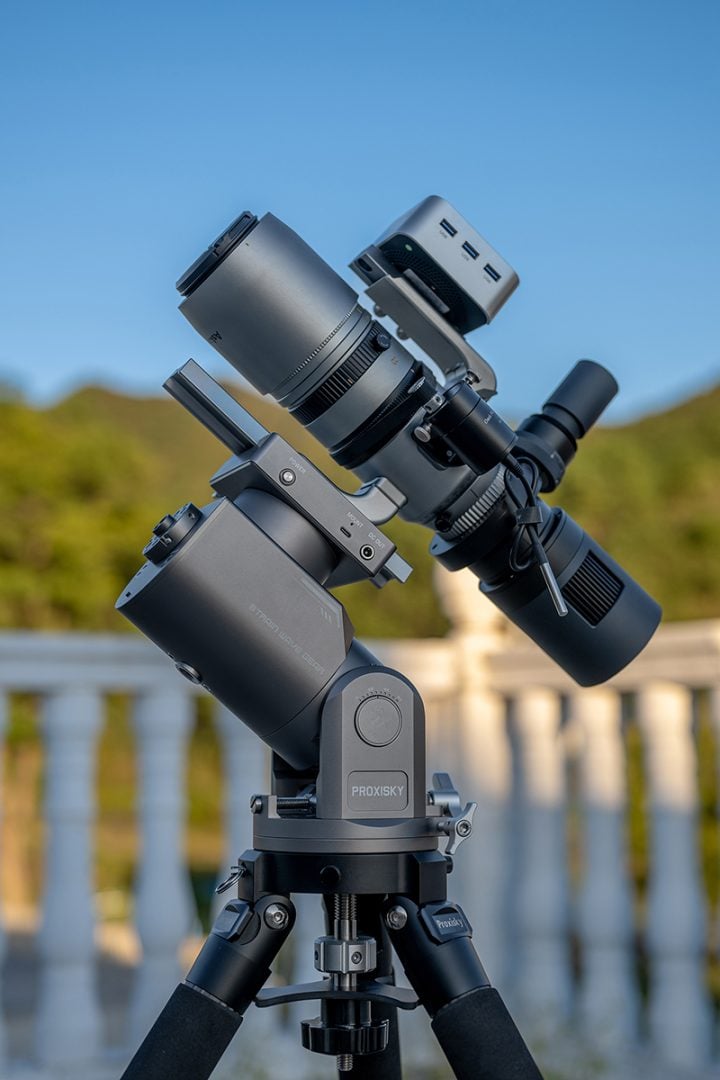 The lightweight mount can easily handle small and medium-sized refractors without a counterweight