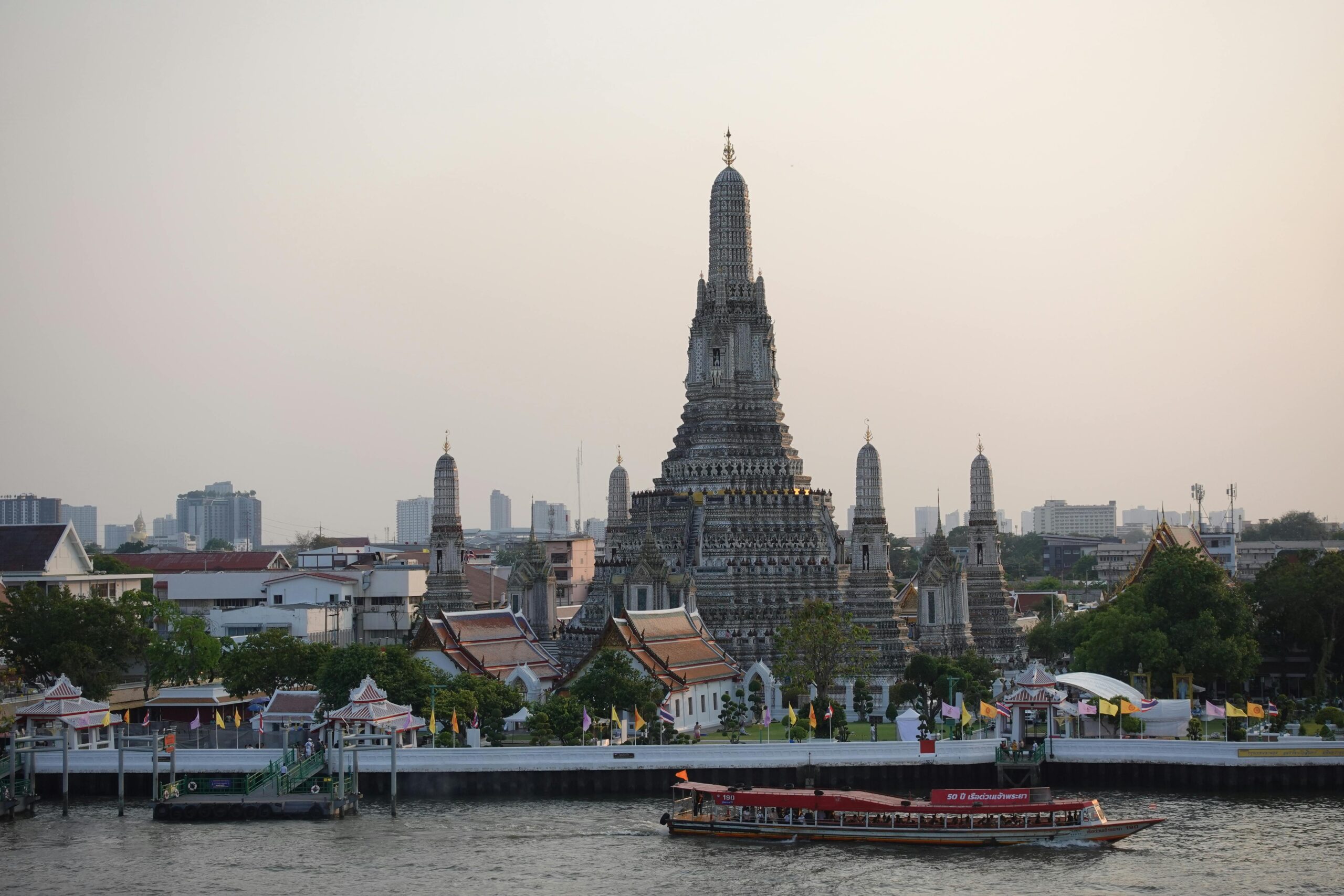Wat Arun photographers controversy
