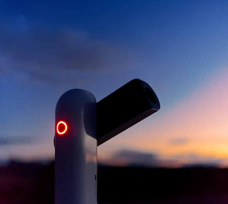 The smart telescope integrates a quadruplet apochromatic optical design