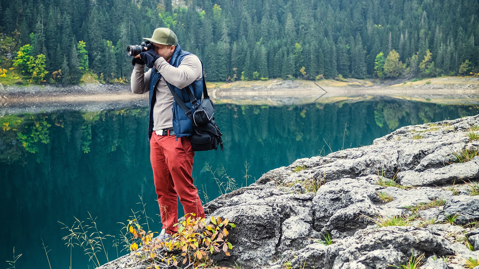 Man with the camera at the lake