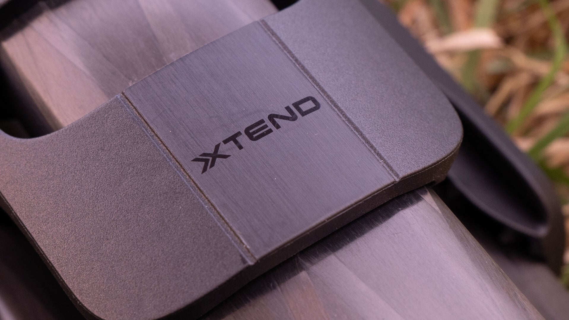 Manfrotto ONE Hybrid leg lock lever close up