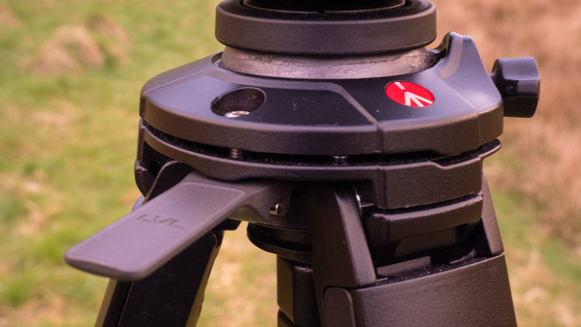 The Manfrotto ONE Hybrid levelling lever unlocked