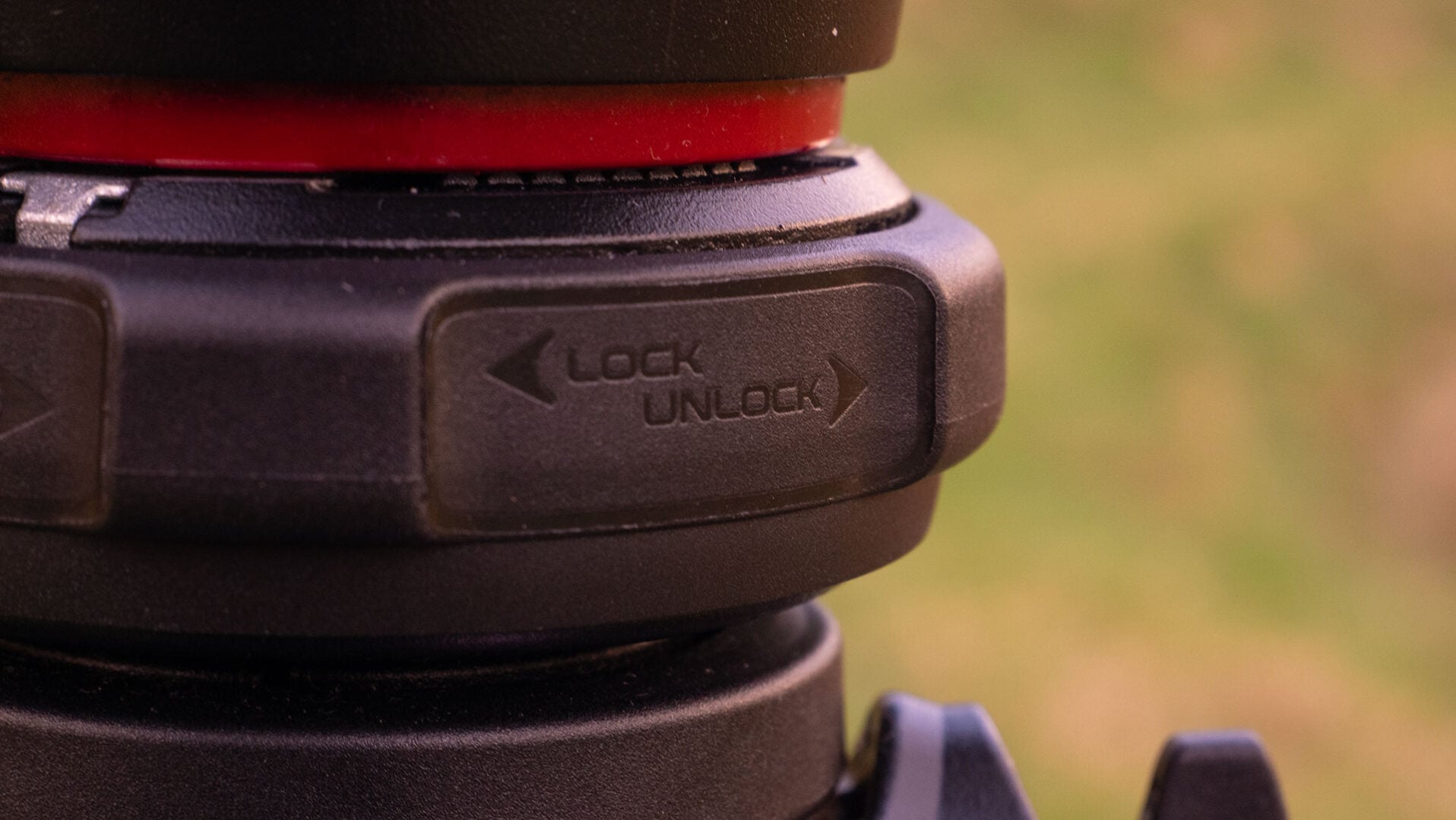 Twist to remove the Manfrotto ONE Hybrid head