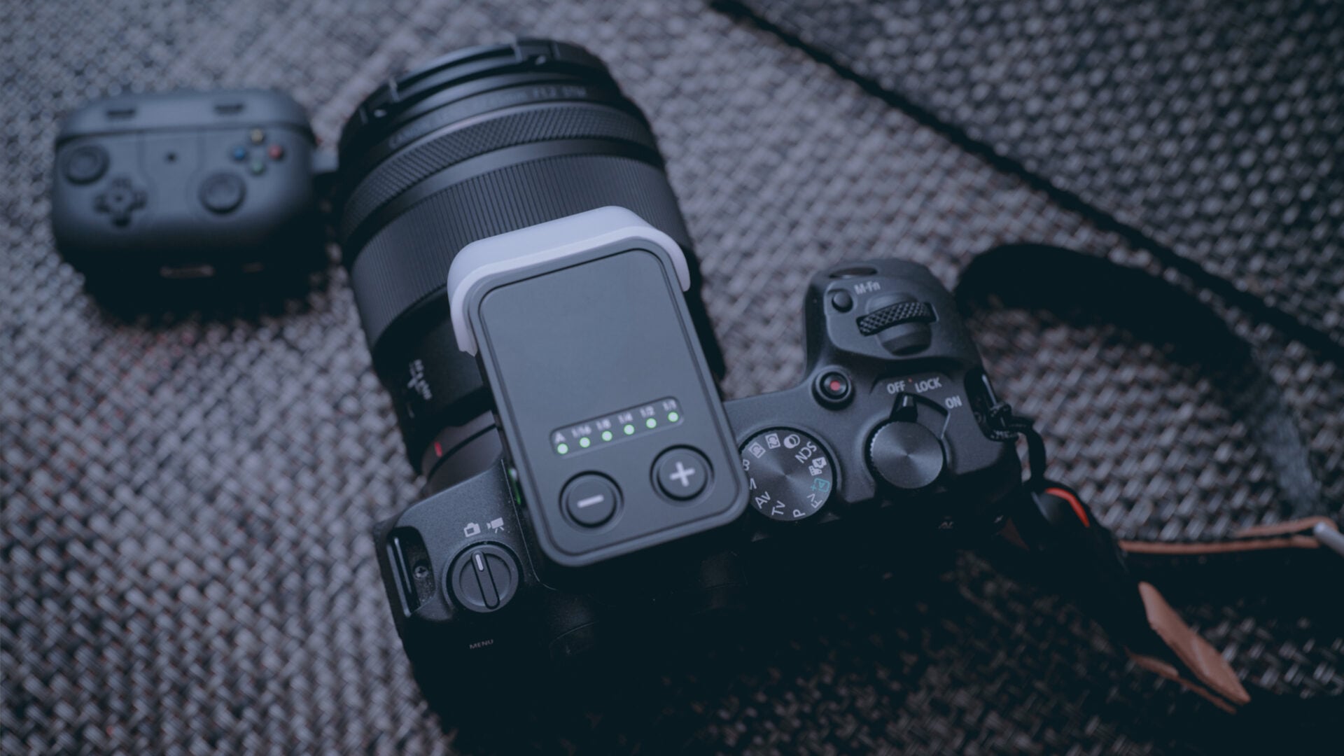 An image of a Canon EOS R8 Camera with the Viltrox Vintage Z2 TTL Flash on top.