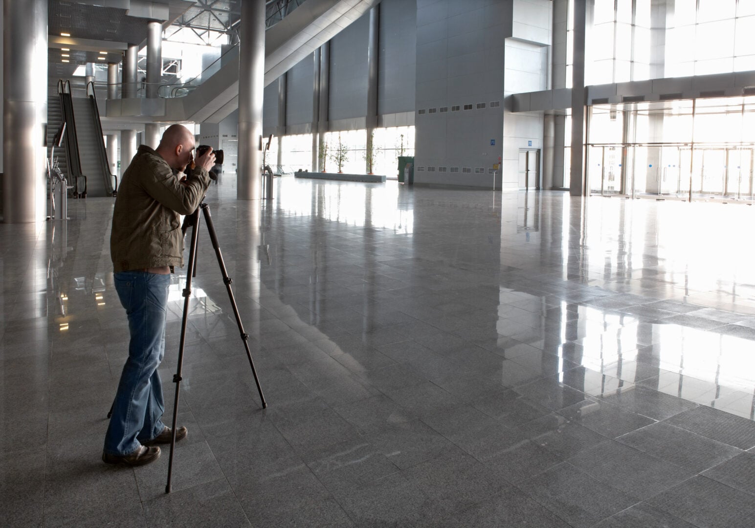 How to Shoot in Low Light: Simple Tips for Better Photos photographer tripod interior architecture