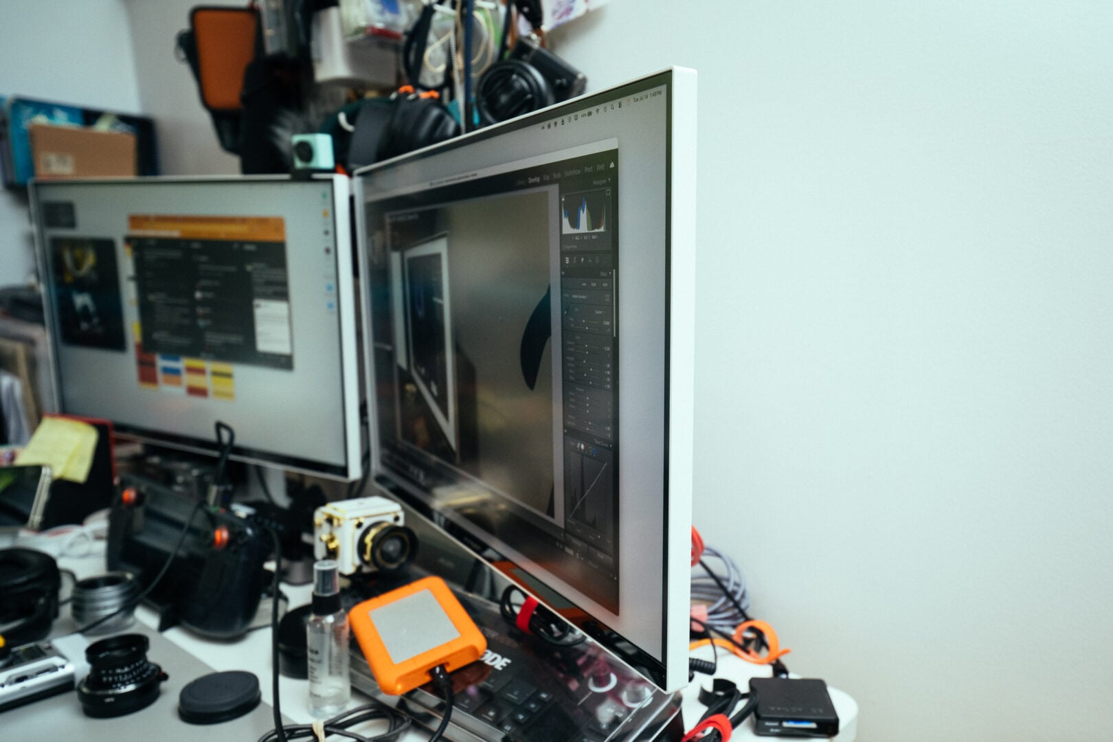 A desktop with two INNOCN 27-inch Professional Monitors (CB27U1)