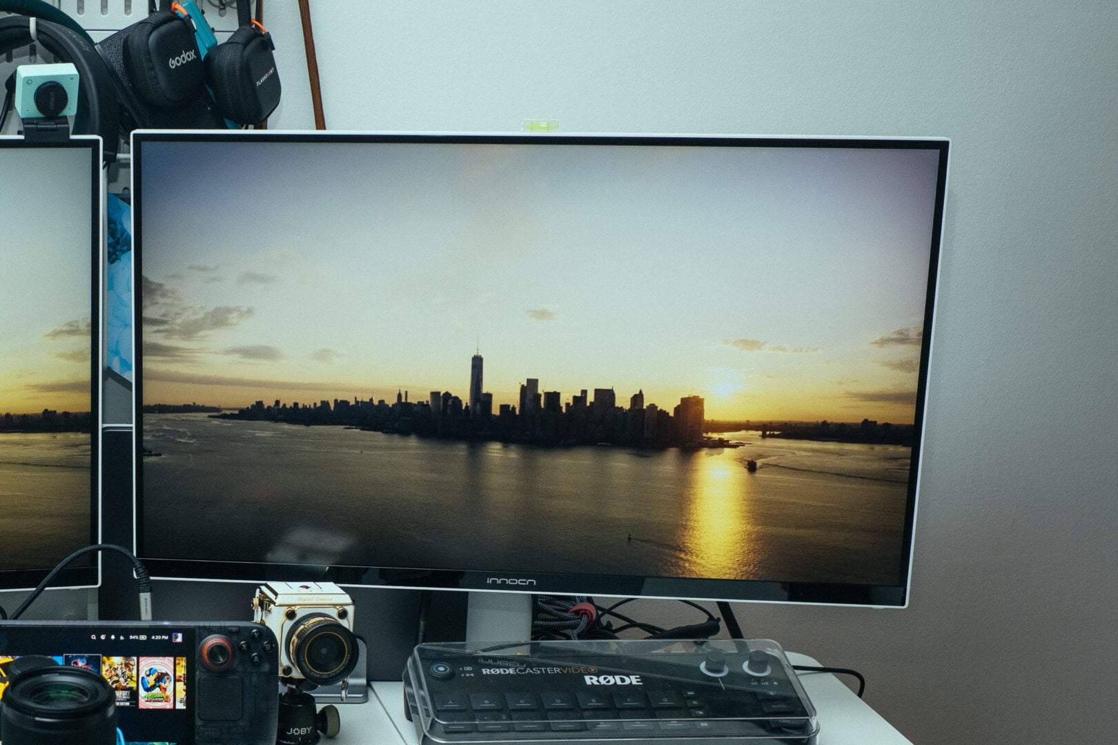 A desktop with INNOCN 27-inch Professional Monitor (CB27U1)